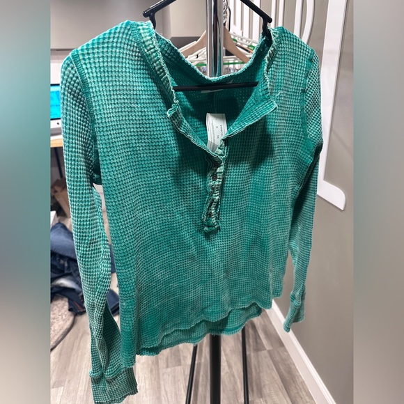 Zenana Outfitters Tops - NWT ZENANA green cropped top size small
